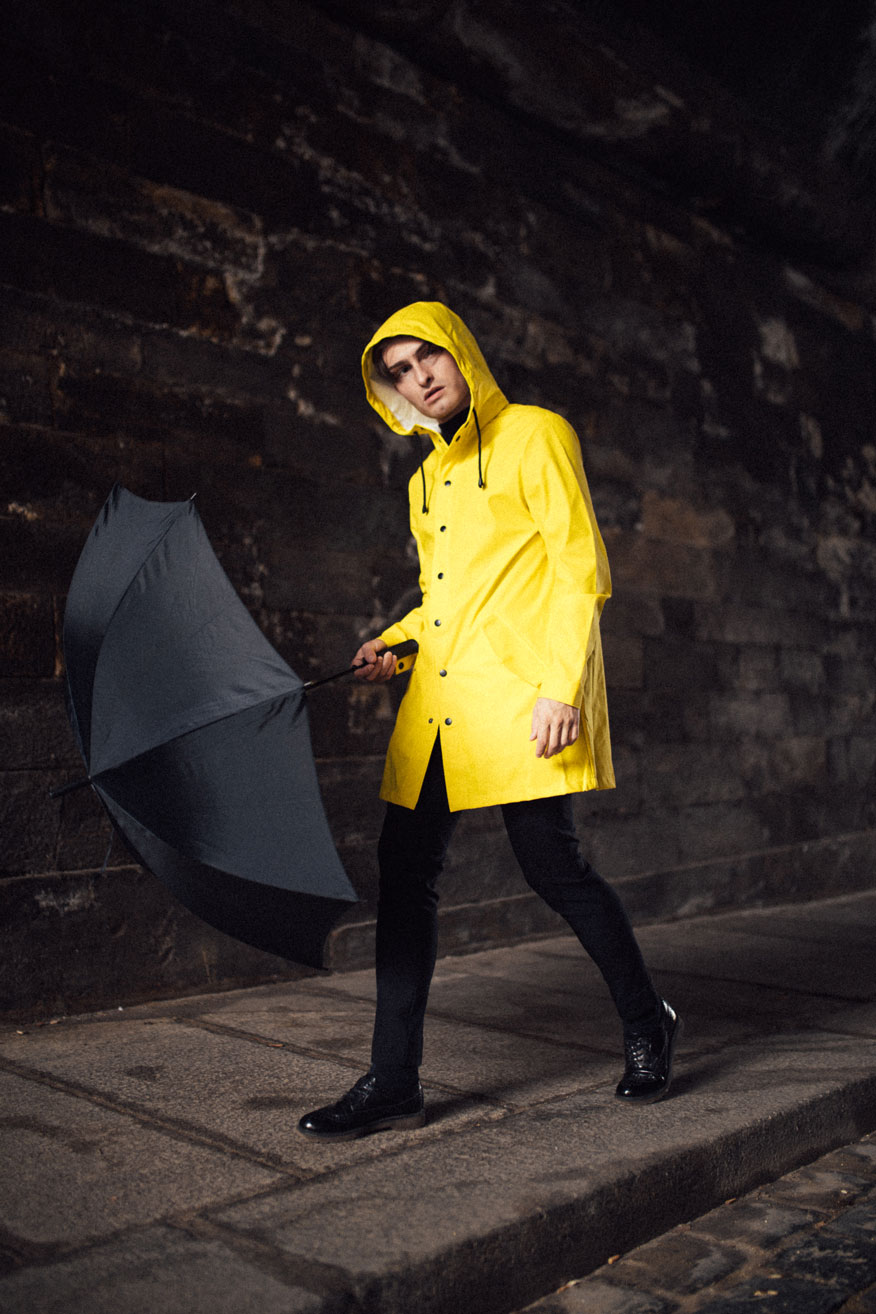 gelbe Regenmantel für Männer | yellow raincoat | Herbst Look | Regentage | Mister Matthew | Matthias Limmer | Outfit für Männer 7 gelbe Regenmantel für Männer | yellow raincoat | Herbst Look | Regentage | Mister Matthew | Matthias Limmer | Outfit für Männer 7