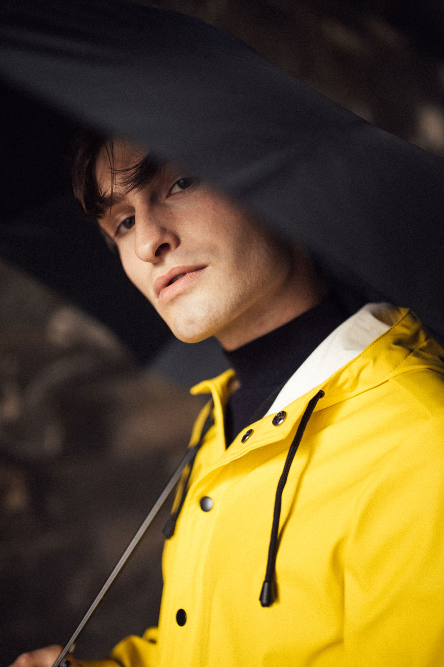 gelbe Regenmantel für Männer | yellow raincoat | Herbst Look | Regentage | Mister Matthew | Matthias Limmer | Outfit für Männer 1