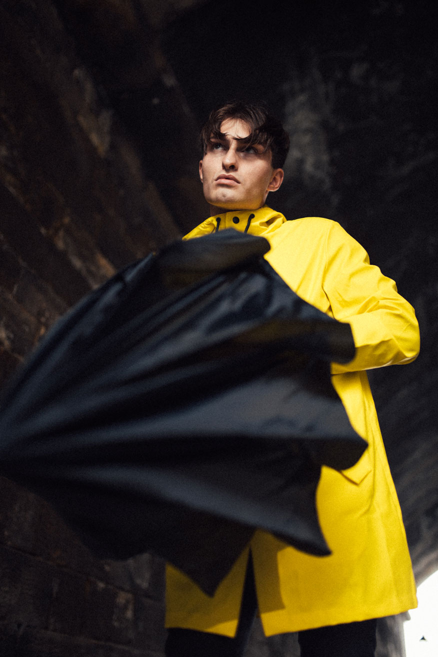 gelbe Regenmantel für Männer | yellow raincoat | Herbst Look | Regentage | Mister Matthew | Matthias Limmer | Outfit für Männer 10