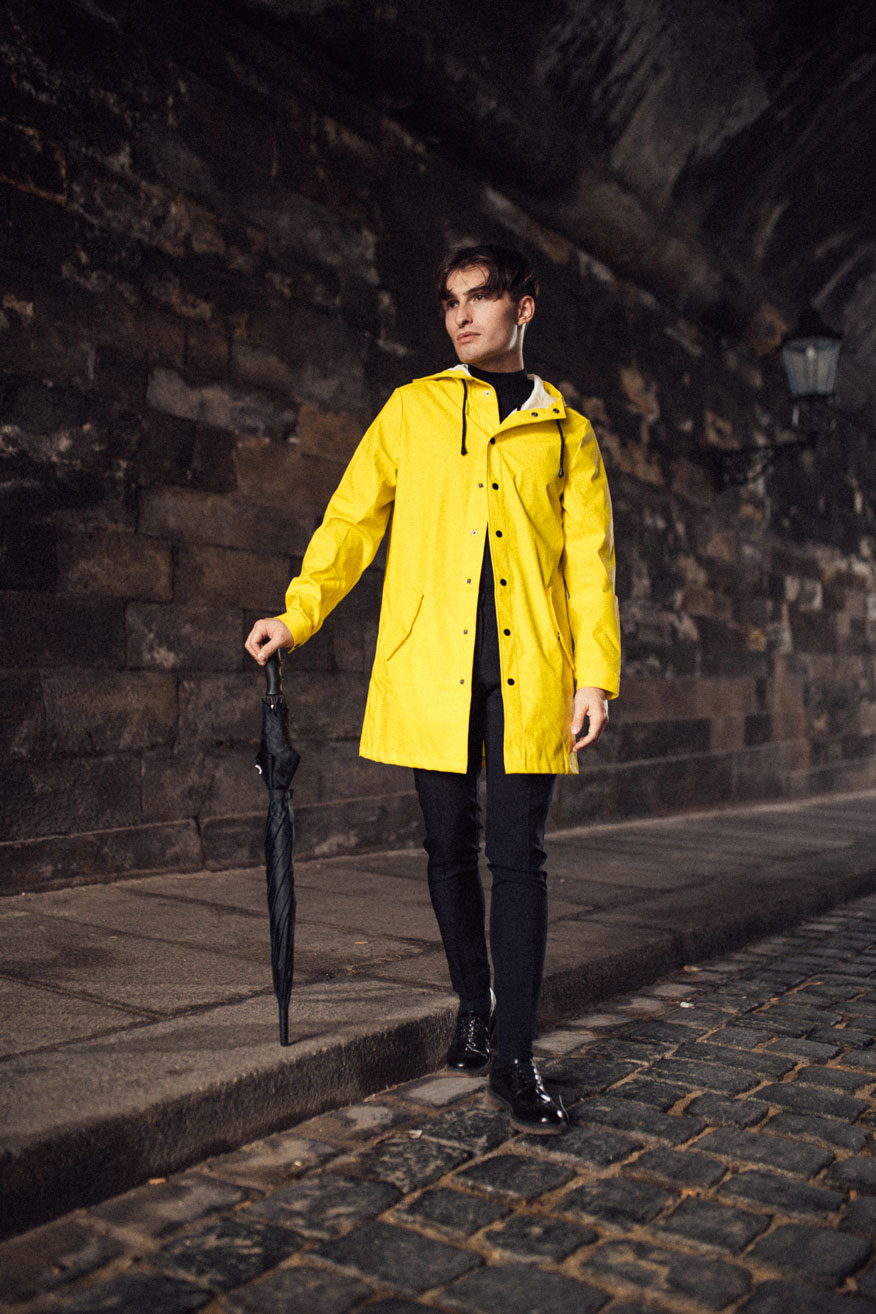 gelbe Regenmantel für Männer | yellow raincoat | Herbst Look | Regentage | Mister Matthew | Matthias Limmer | Outfit für Männer 2