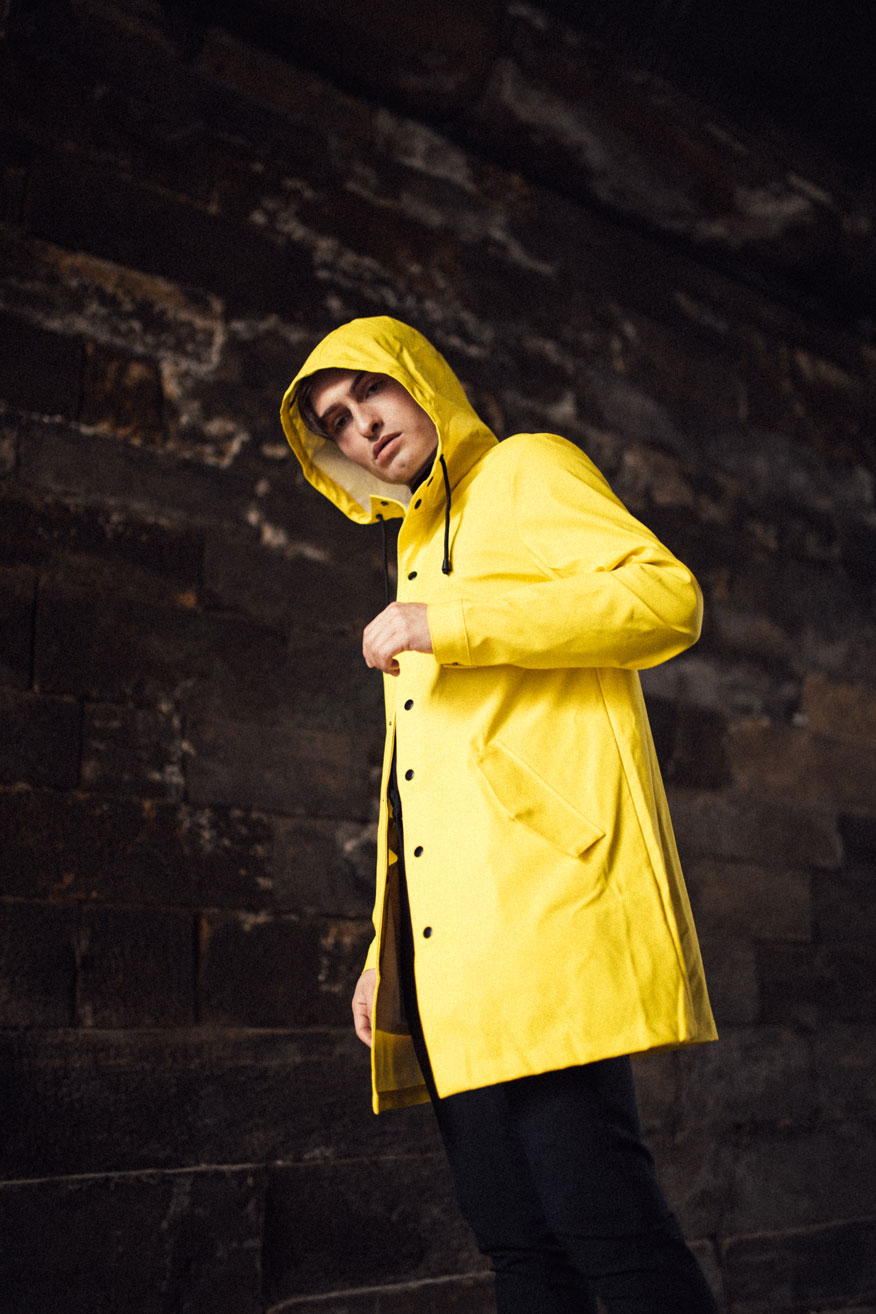 gelbe Regenmantel für Männer | yellow raincoat | Herbst Look | Regentage | Mister Matthew | Matthias Limmer | Outfit für Männer 6