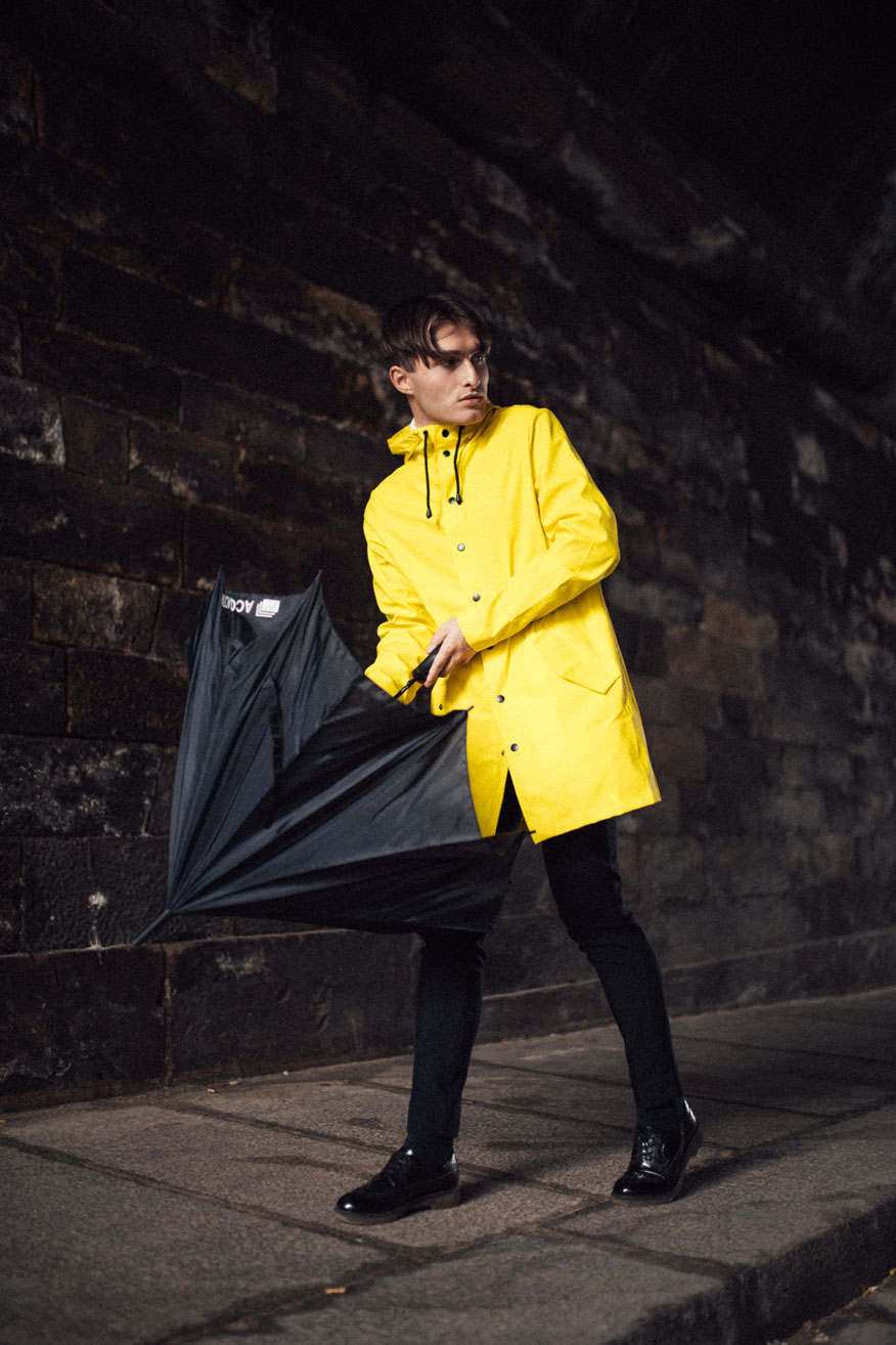 gelbe Regenmantel für Männer | yellow raincoat | Herbst Look | Regentage | Mister Matthew | Matthias Limmer | Outfit für Männer 8