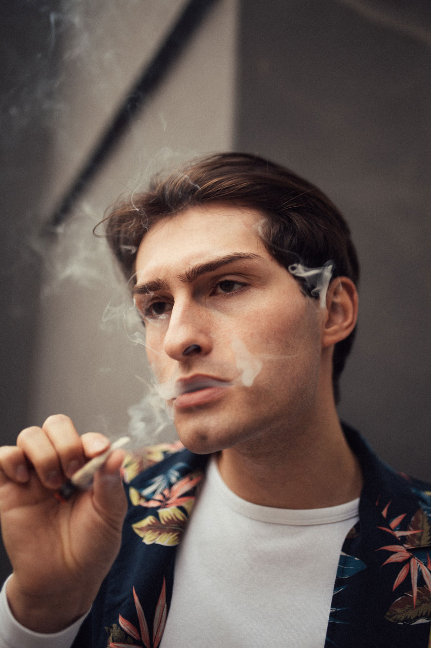 Legalisierung von Cannabis | Kiffen | Rauchen | Smoking | Drogen | Hemd mit Blumen | Mister Matthew | Matthias Limmer | 1