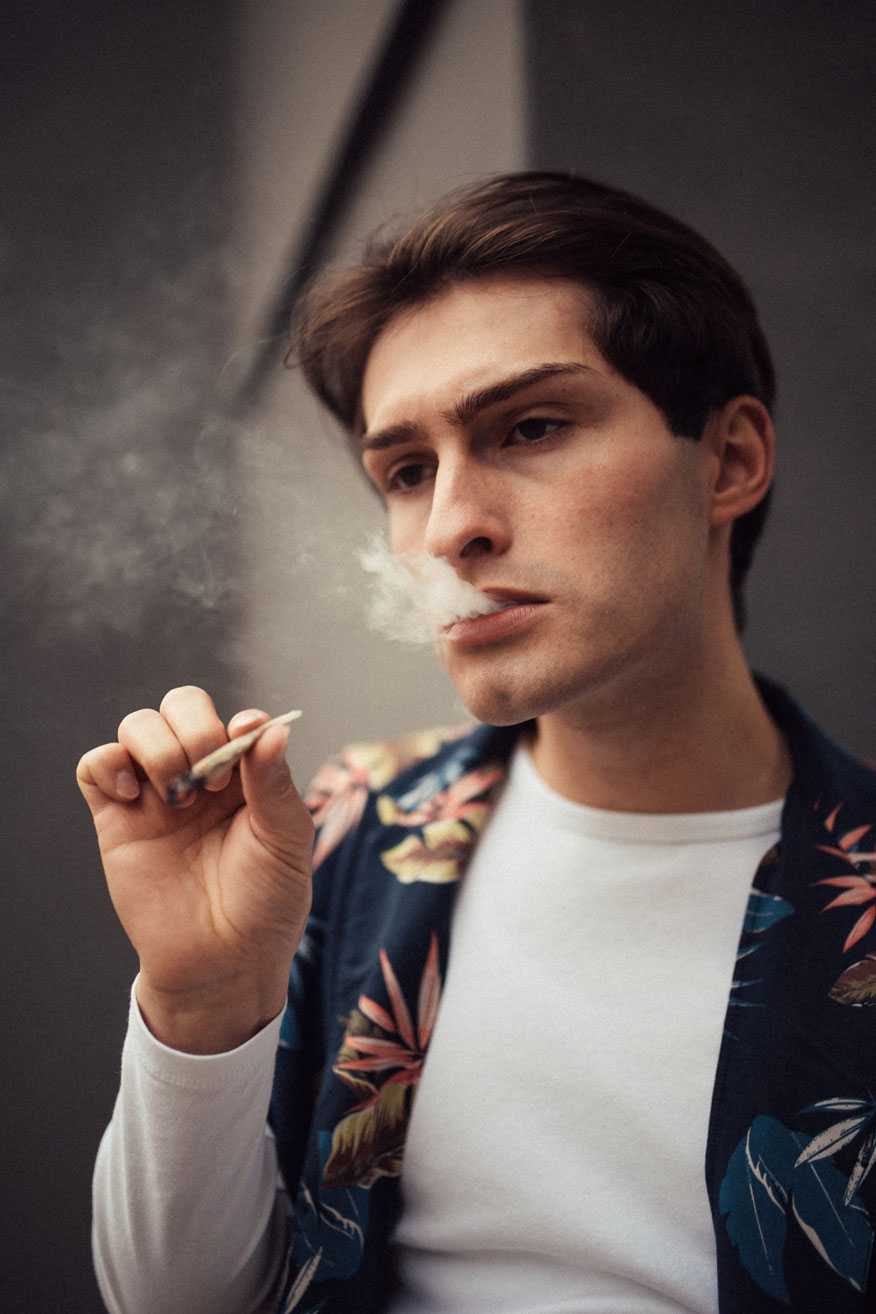Legalisierung von Cannabis | Kiffen | Rauchen | Smoking | Drogen | Hemd mit Blumen | Mister Matthew | Matthias Limmer | 3