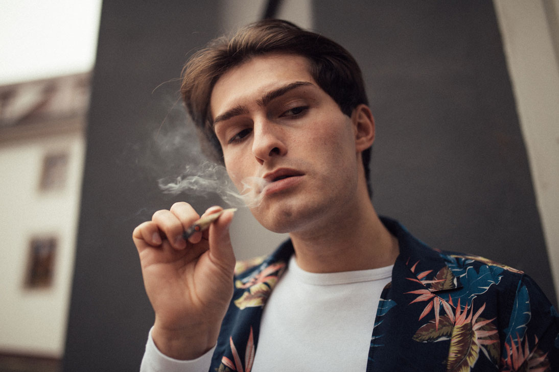 Legalisierung von Cannabis | Kiffen | Rauchen | Smoking | Drogen | Hemd mit Blumen | Mister Matthew | Matthias Limmer | 6