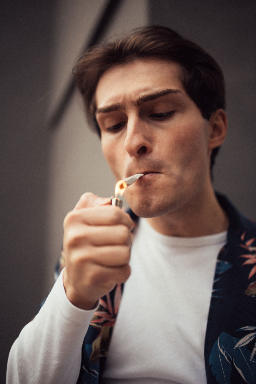 Legalisierung von Cannabis | Kiffen | Rauchen | Smoking | Drogen | Hemd mit Blumen | Mister Matthew | Matthias Limmer | 7