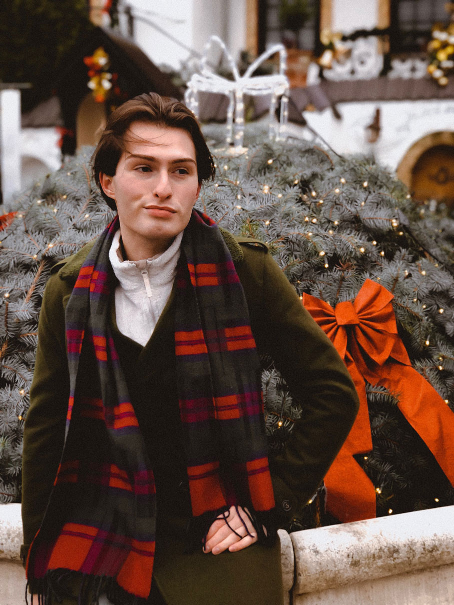 Meine Weihnachten von Mister Matthew (Matthias Limmer) in grünem Mantel mit Schal 2