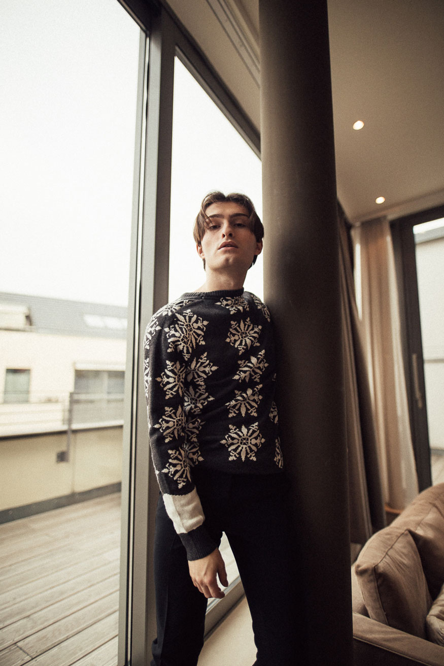 Weihnachtspullover 1 | Pullover mit Schneeflocke | Mister Matthew aka Matthias Limmer | Vienna House QF Hotel Dresden |