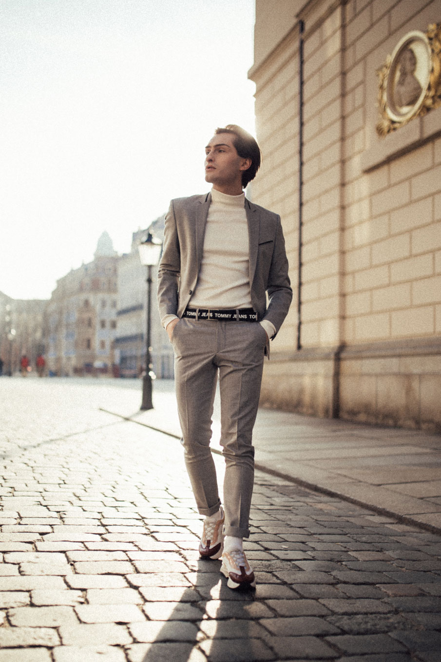 Entspanntes Büro Outfit für Männer als grauer Anzug mit Gürtel und Sneakern | Mister Matthew (Matthias Limmer) auf dem Neumarkt in Dresden 5