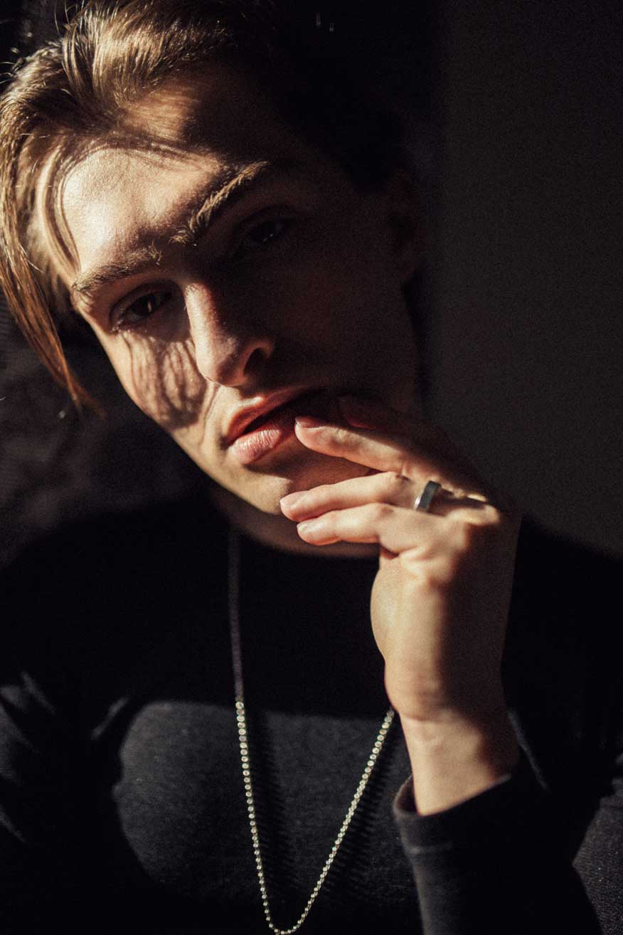 Der Beste Schmuck für Männer, vorgestellt von Mister Matthew (Matthias Limmer) | Kette und Ring mit einem schwarzen Shirt | 2 Der Beste Schmuck für Männer, vorgestellt von Mister Matthew (Matthias Limmer) | Kette und Ring mit einem schwarzen Shirt | 2