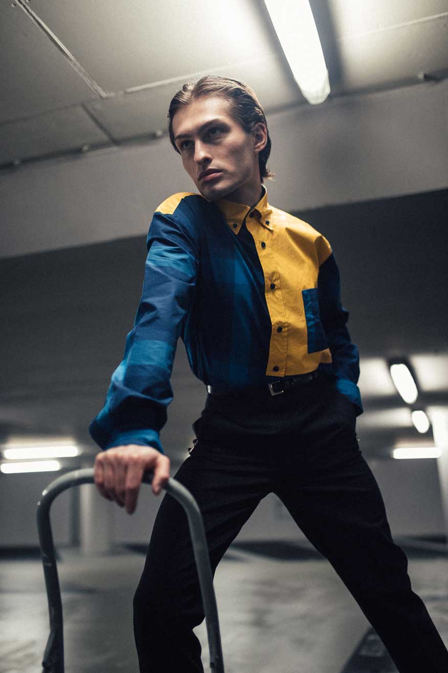 Hugo Boss Hemd in Blau und Gelb als Fashion Editorial fü Menswear bzw. Herrenmode.