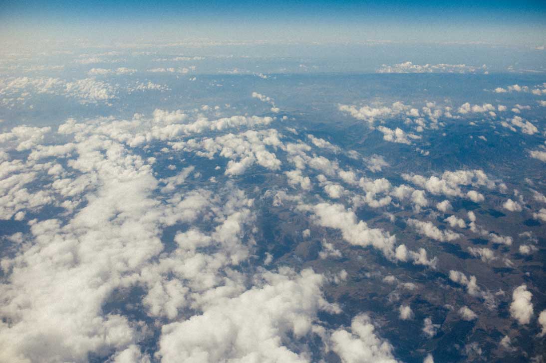 Wolken von oben aus dem Flugzeug.