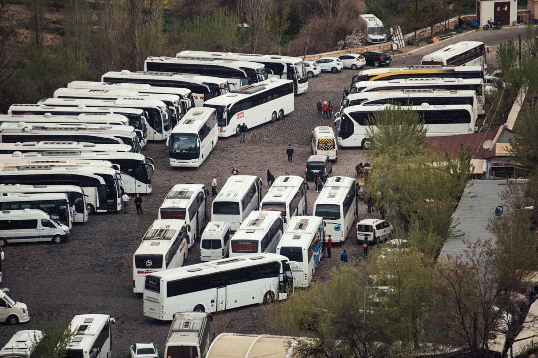 Viele Touristen Busse auf einem Haufen in Kappadokien, Göreme.