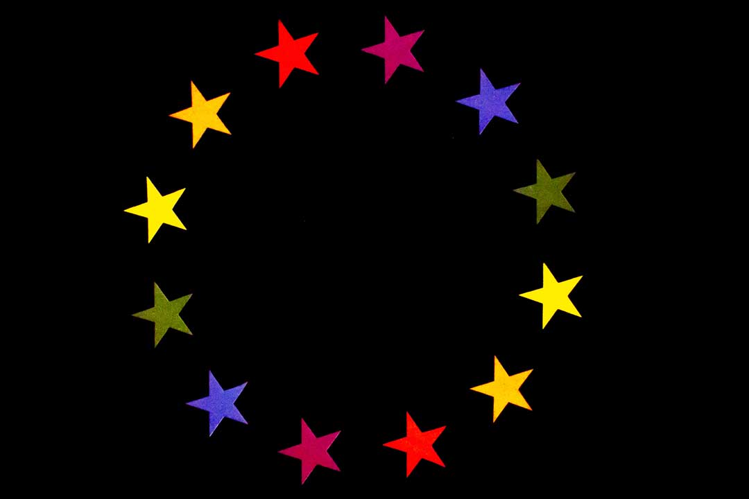 EU Flagge mit bunten Sternen für ein Regenbogen Europa.