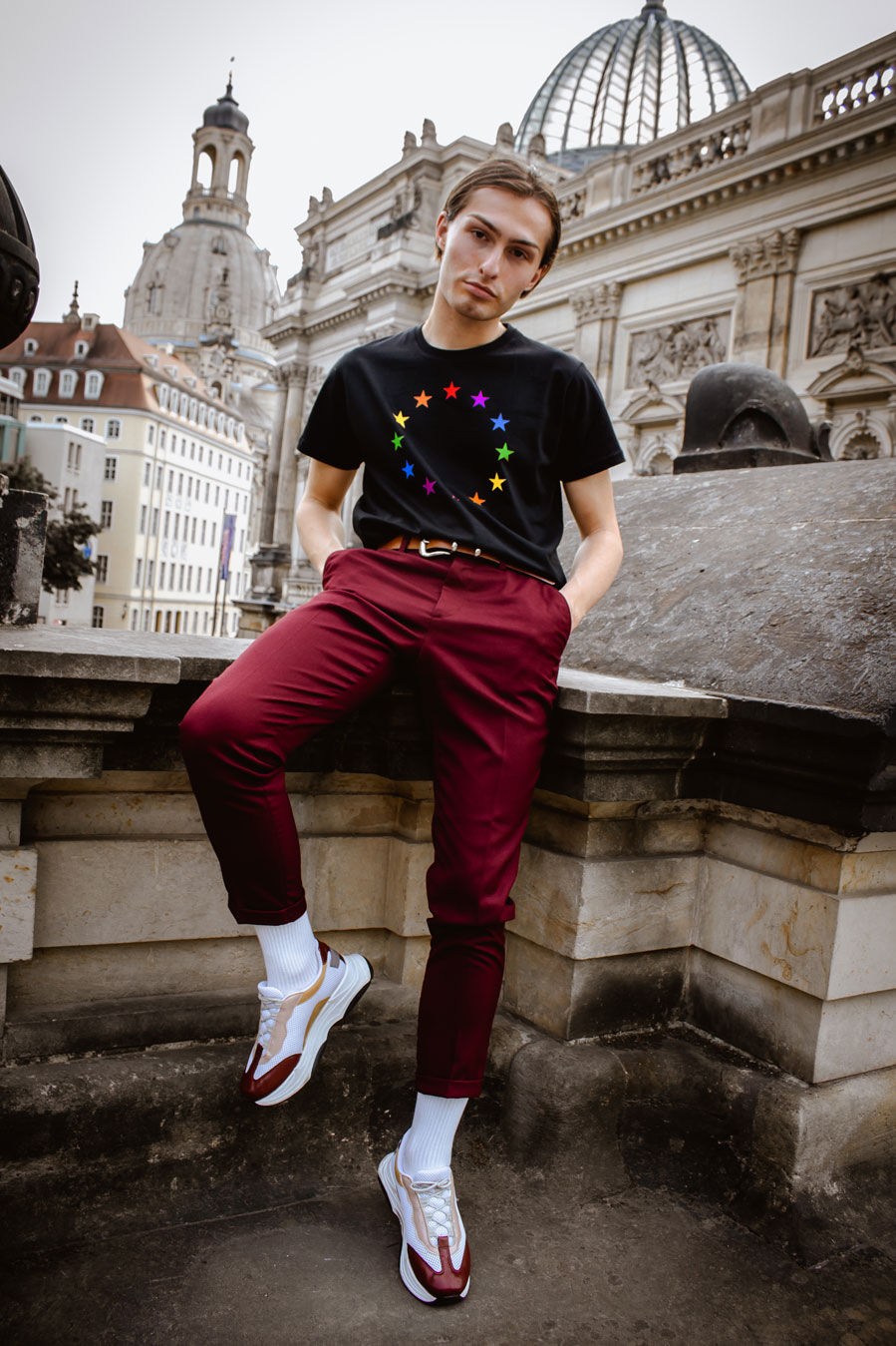 Geh Wählen! 7 Gründe Wählen zu gehen. Mister Matthew mit EU Shirt in Regenbogenfarben.