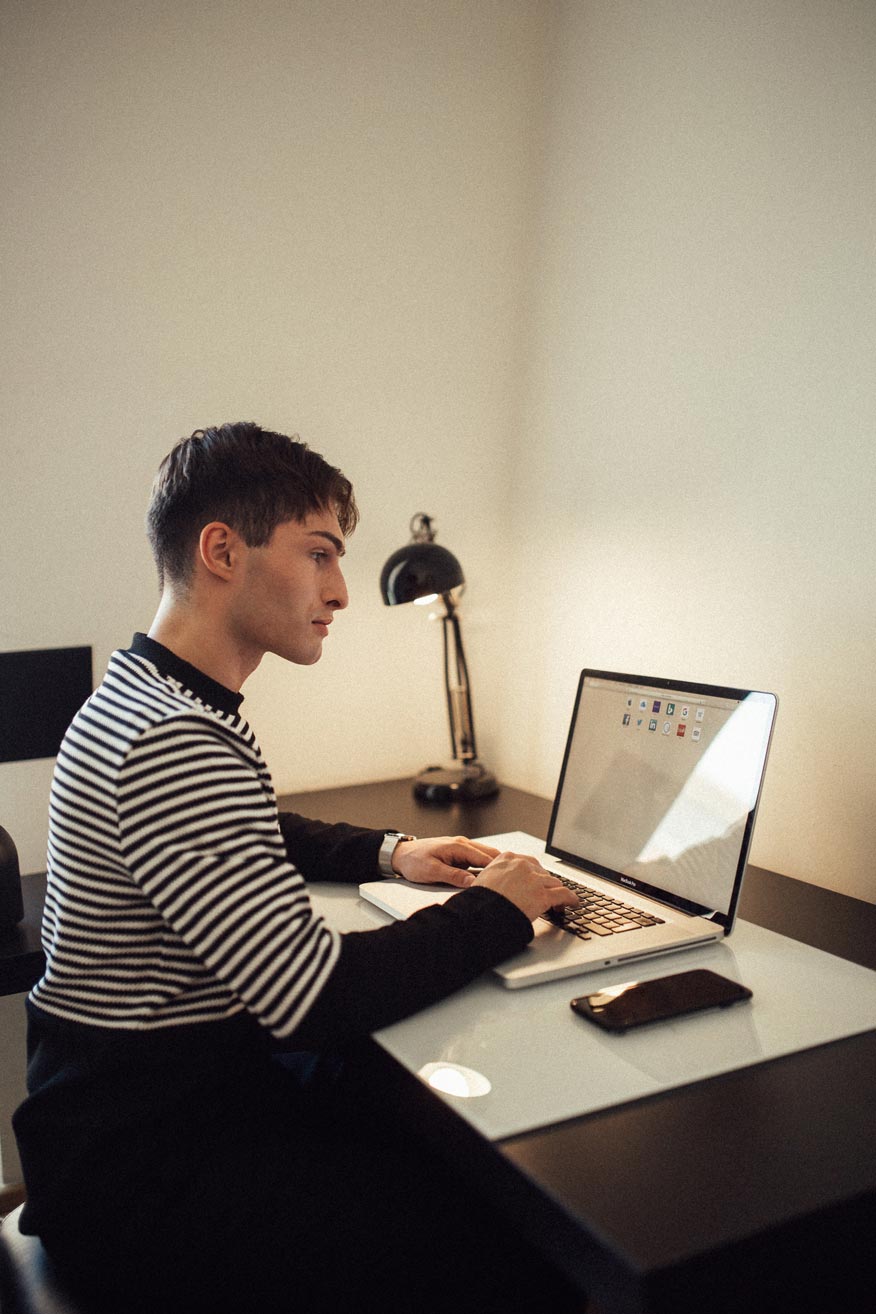 Matthew am Schreibtisch und schreibt über Blogs vs Instagram.