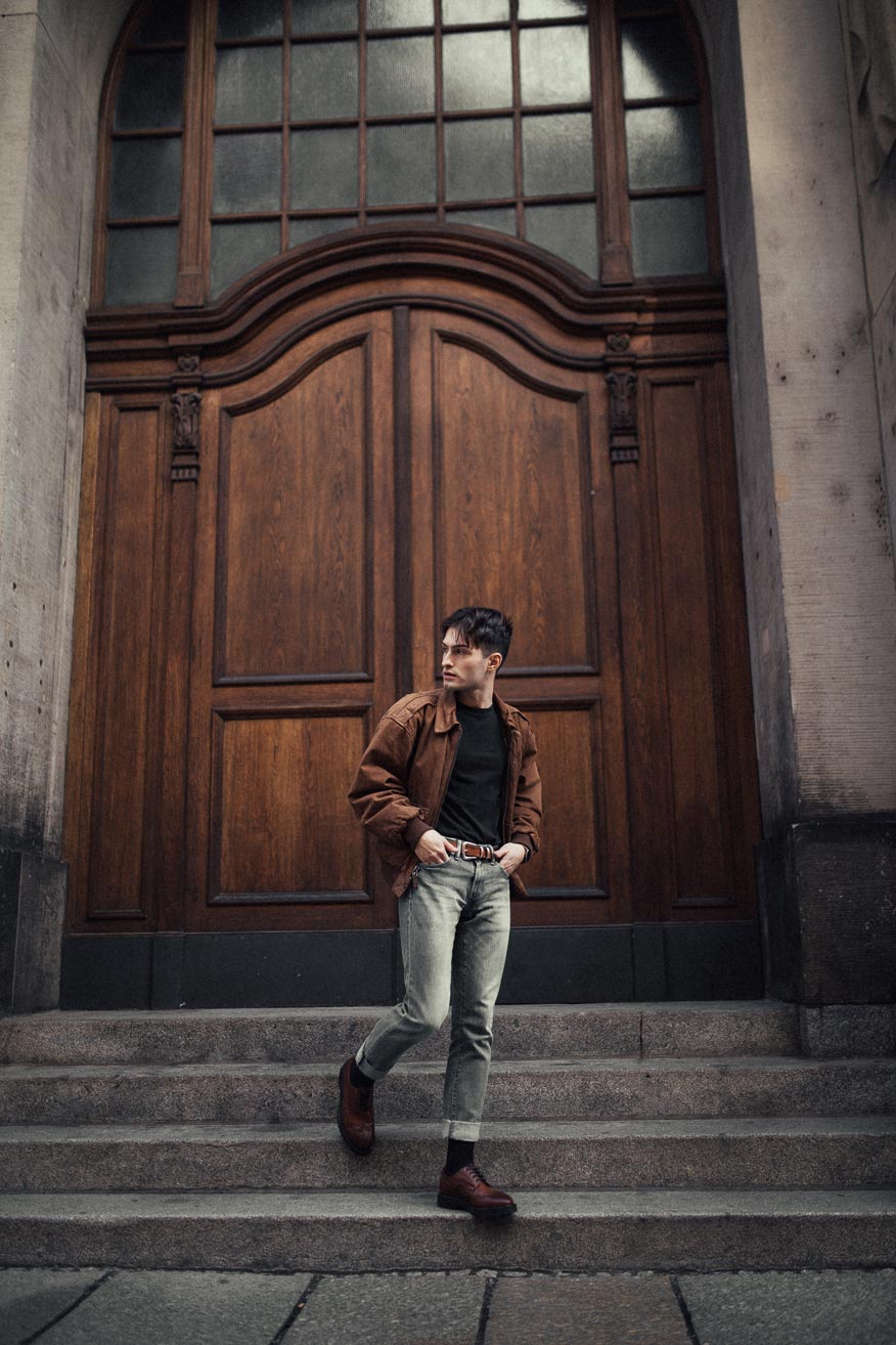 Mister Matthew vor einer alten, braunen Tür in Dresden.