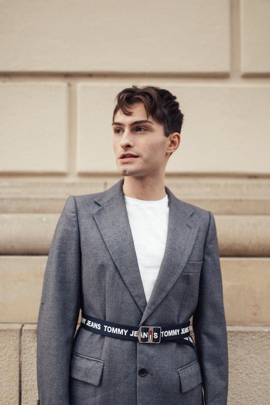 Modetrends 2020 für Männer, Mister Matthew in einem grauen Blazer.