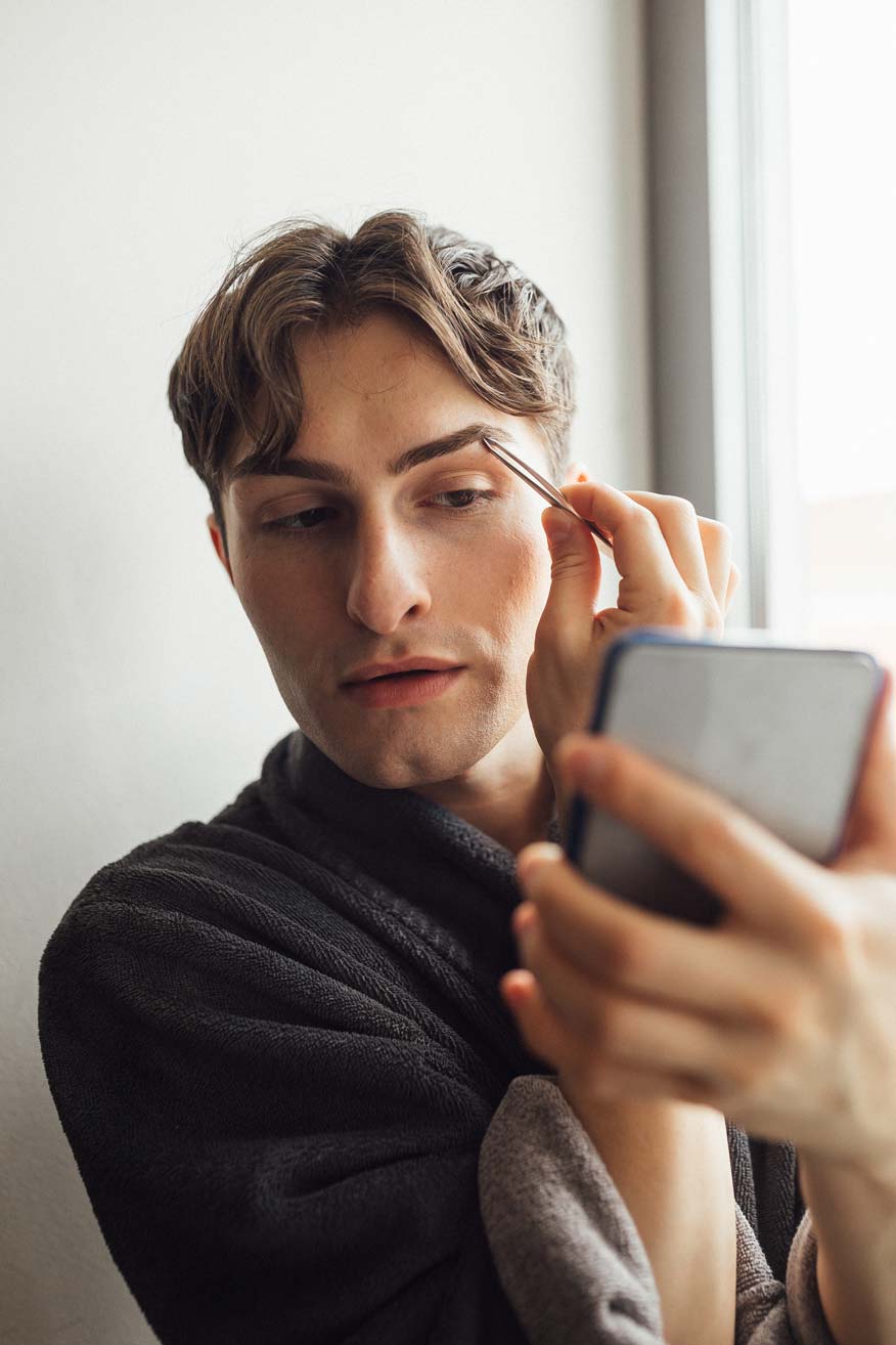 Augenbrauen Pflege und Styling für Männer.