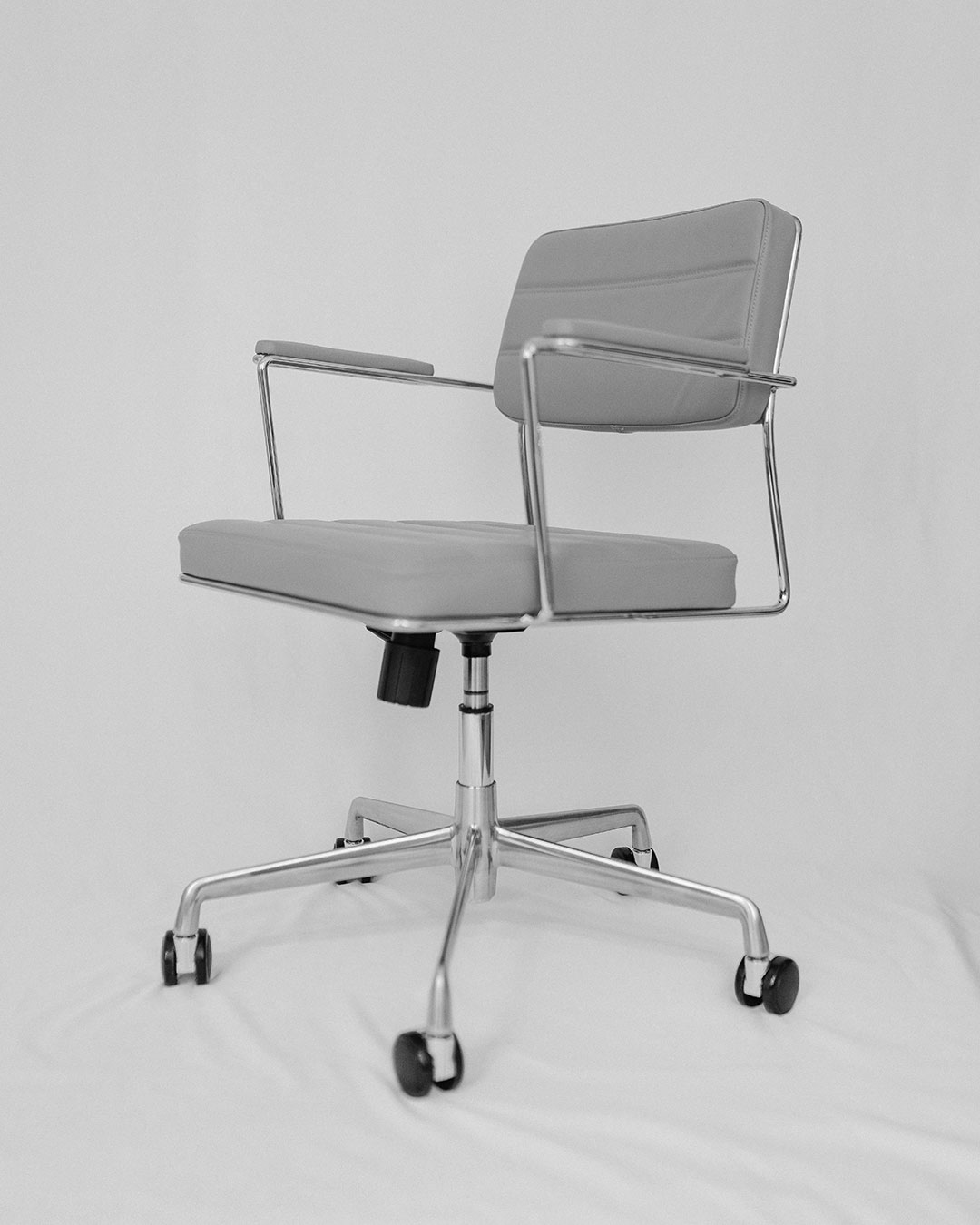 Bürostuhl in Schwarz-Weiß fotografiert.
