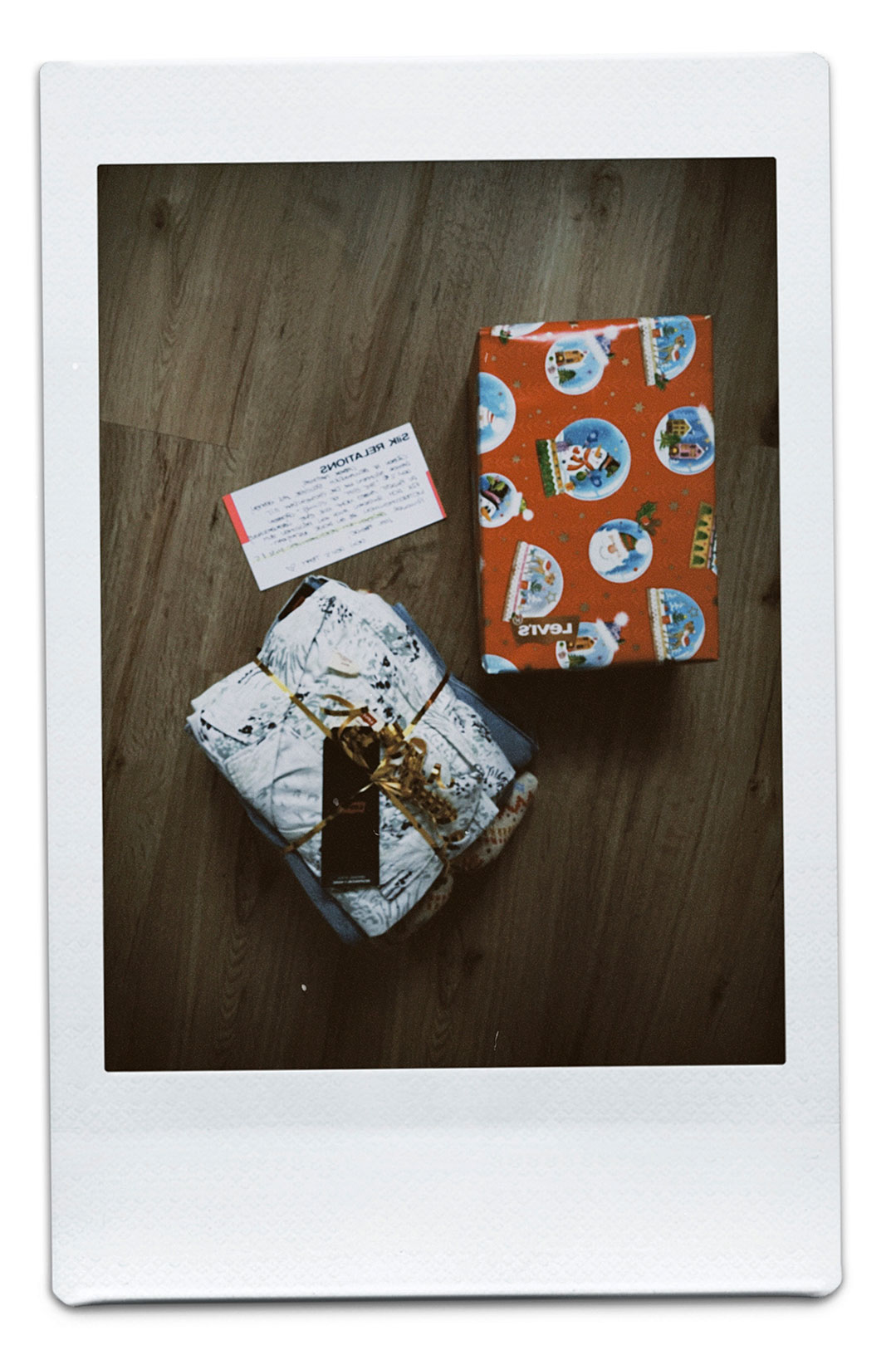 Polaroid Foto von Geschenken.