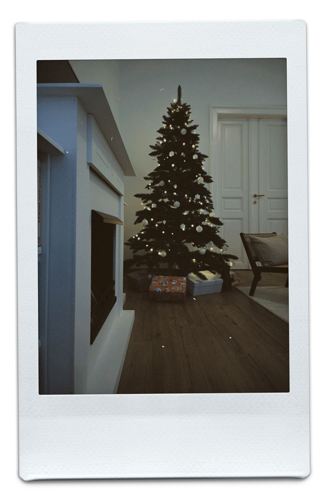Weihnachtsbaum und Kamin mit Geschenke.