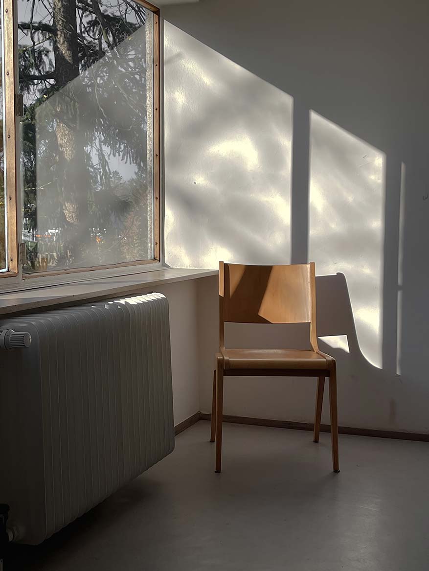 Stuhl in der Sonne im Gästezimmer im Haus Schminke.