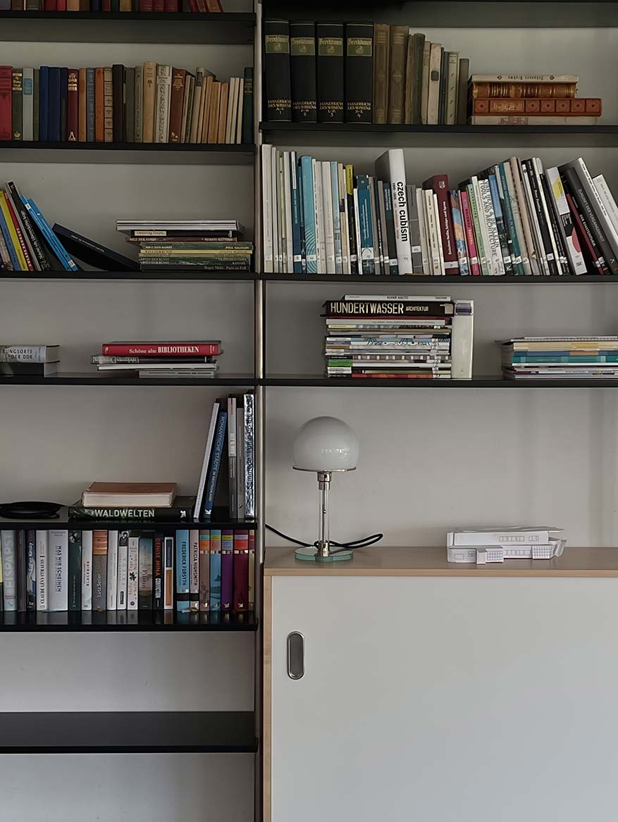 Haus Schminke Bücherregal.