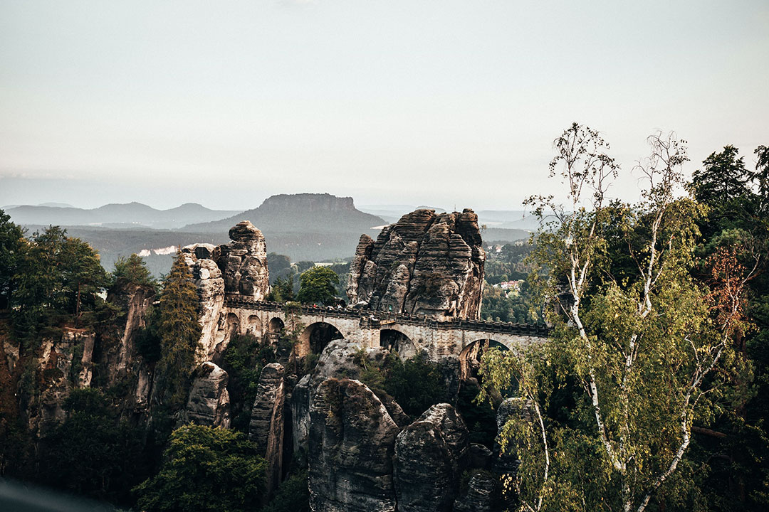 Sächsische Schweiz mit der Basteibrücke als eines der Nischen-Reiseziele für 2023 und 2024